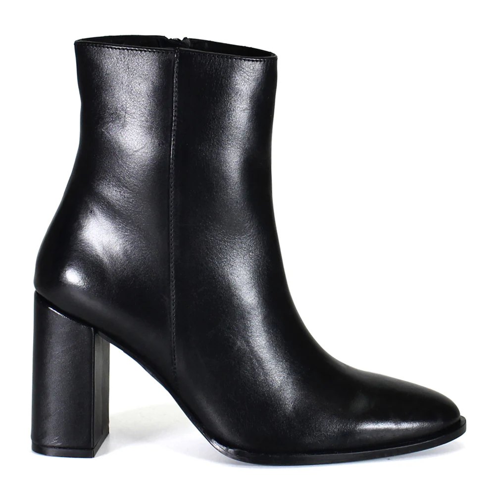 Trav Ler Pointed Toe Zippered Boots